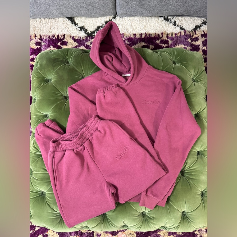 Comfrt set size XS… too big..I’m 5’2 113lbs.. berry color.. Never wore